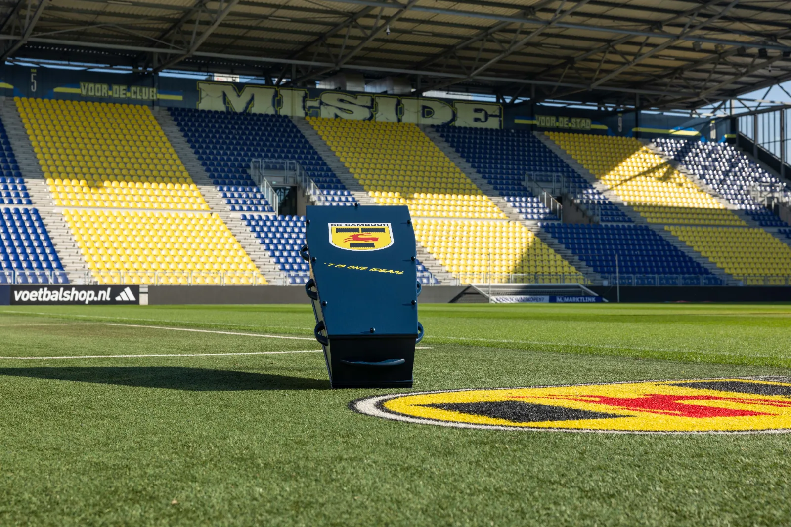 De Cambuur-uitvaartkist op de middenstip, voor de tribune van het Cambuur Stadion